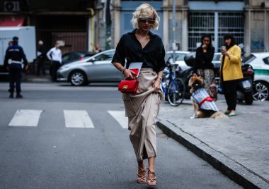 Milan, İtalya - 19 Eylül 2019: Milano Moda Haftası sırasında Viktoria Rader sokakta.