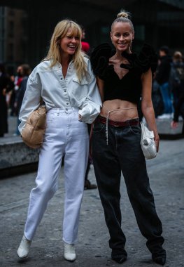 Milan, Italy- 19 Eylül 2019 Jeanette Madsen ve Thora Valdimars Milano Moda Haftası 'nda sokaktalar..