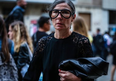 Milan, İtalya - 19 Eylül 2019: Milano Moda Haftası sırasında Veronique Tristram sokakta.