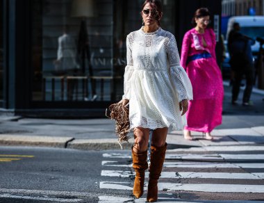 Milan, Italy- 20 Eylül 2019: Milano Moda Haftası boyunca Kadınlar Sokakta.