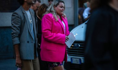 Milan, İtalya - 19 Eylül 2019: Milano Moda Haftası sırasında Ida Petersson sokakta.