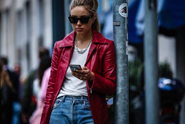 Milan, Italy- 20 Eylül 2019: Milano Moda Haftası boyunca Kadınlar Sokakta.