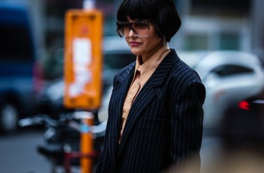 Milan, İtalya - 19 Eylül 2019: Milano Moda Haftası sırasında Maria Bernad sokakta.
