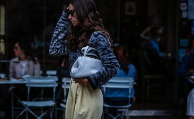 Milan, İtalya - 19 Eylül 2019: Milano Moda Haftası sırasında Erika Boldrin sokaktaydı.