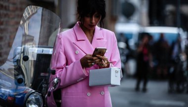 Milan, Italy- 20 Eylül 2019: Milano Moda Haftası boyunca Kadınlar Sokakta.