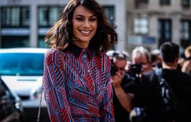 Milan, İtalya - 19 Eylül 2019: Paola Turani Milano Moda Haftası sırasında sokakta.