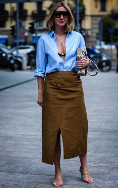 Milan, Italy- 20 Eylül 2019: Milano Moda Haftası 'nda Lisa Aiken sokakta.