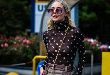 Milan, İtalya - 19 Eylül 2019: Leonie Hanne Milano Moda Haftası 'nda sokakta.