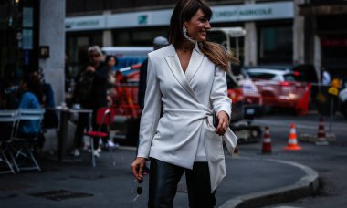 Milan, İtalya - 19 Eylül 2019: Carlotta Rubaltelli Milano Moda Haftası 'nda sokakta.