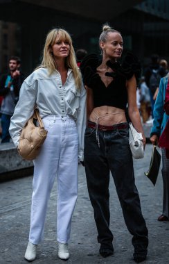 Milan, Italy- 19 Eylül 2019 Jeanette Madsen ve Thora Valdimars Milano Moda Haftası 'nda sokaktalar..