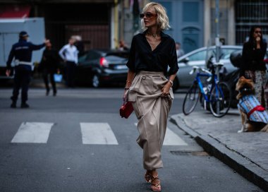 Milan, İtalya - 19 Eylül 2019: Milano Moda Haftası sırasında Viktoria Rader sokakta.