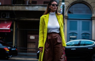 Milan, Italy- 19 Eylül 2019: Milano Moda Haftası 'nda kadınlar sokakta.