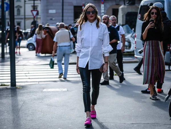 Milan, Italy- 20 Eylül 2019: Milano Moda Haftası sırasında Olivia Palermo sokakta.