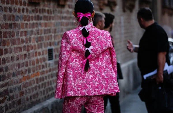 Milan, Italy- 20 Eylül 2019: Milano Moda Haftası sırasında Jaime Xie sokakta.