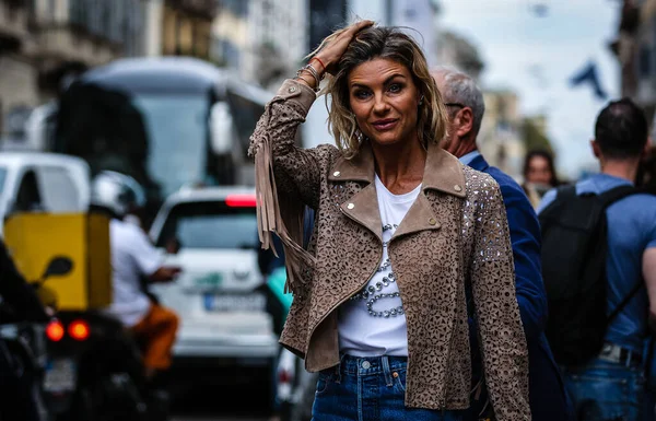 Milan, Italya- 20 Eylül 2019: Martina Kolombiya Milano Moda Haftası boyunca sokaklardaydı.