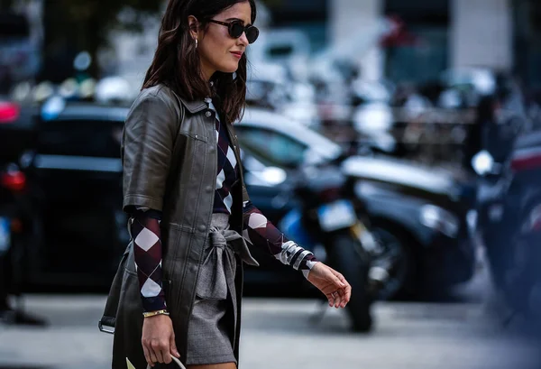 Milan, Italy- 20 Eylül 2019: Paola Alberdi Milano Moda Haftası 'nda sokakta.