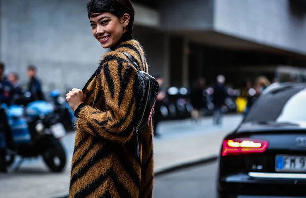 Milan, Italy- 19 Eylül 2019: Milano Moda Haftası 'nda kadınlar sokakta.