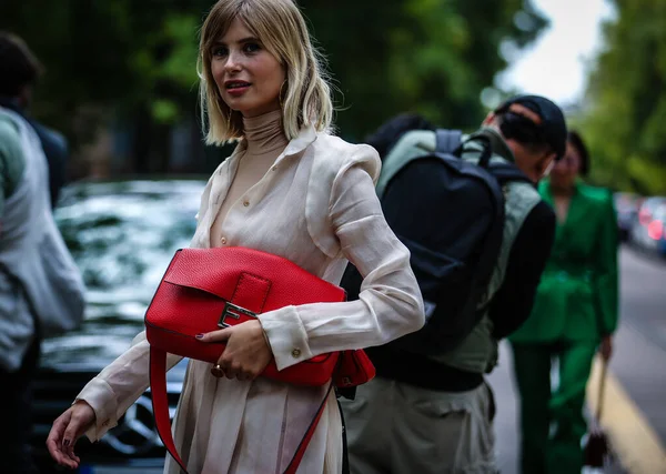 Milan, İtalya - 19 Eylül 2019: Xenia Van Der Woodsen Milano Moda Haftası sırasında sokakta.