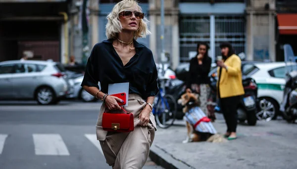 Milan, İtalya - 19 Eylül 2019: Milano Moda Haftası sırasında Viktoria Rader sokakta.