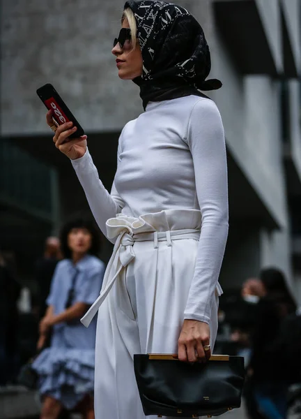意大利米兰 2019年9月19日 在米兰时装周期间 卡罗琳 杜尔出现在街头 — 图库照片