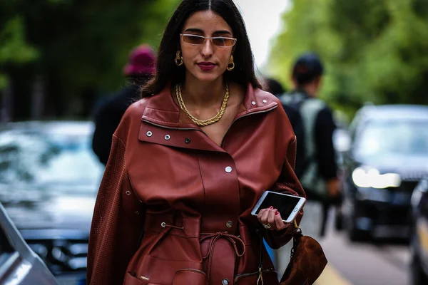 Milan, Italy- 19 Eylül 2019: Milano Moda Haftası 'nda Bettina Looney sokakta.
