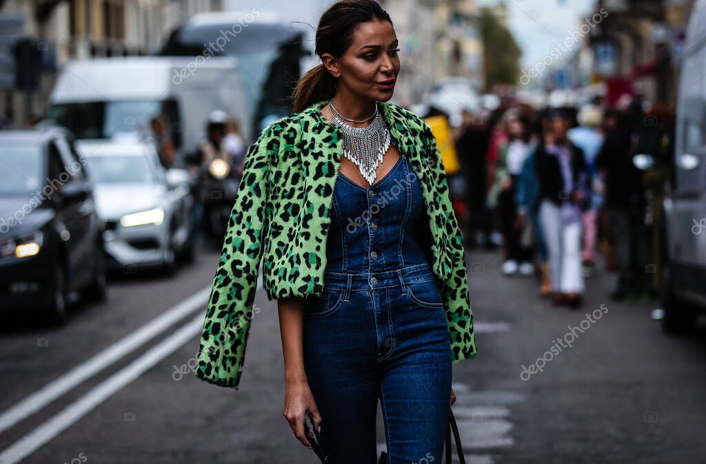 MILÁN, Italia- 20 septiembre de 2019: Mujeres en la calle durante la Semana de la Moda de Milán. 2022