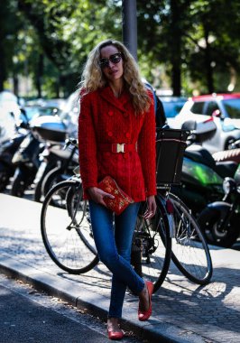 Milan, İtalya - 21 Eylül 2019: Milano Moda Haftası sırasında Micol Sabbadini sokakta.