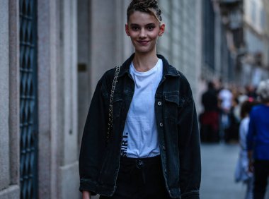 Milan, Italy- 21 Eylül 2019: Milano Moda Haftası boyunca sokaklarda manken.