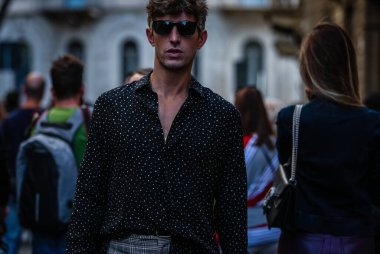 Milan, İtalya - 21 Eylül 2019: Milano Moda Haftası sırasında David Thielebeule sokakta.