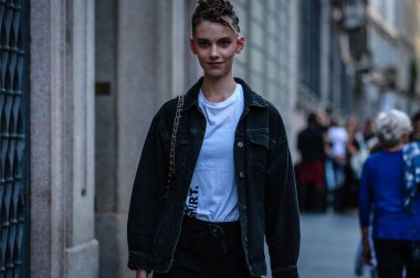 Milan, Italy- 21 Eylül 2019: Milano Moda Haftası boyunca sokaklarda manken.