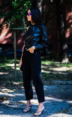 Milan, İtalya - 21 Eylül 2019: Milano Moda Haftası sırasında Alexandra Guerain sokakta.