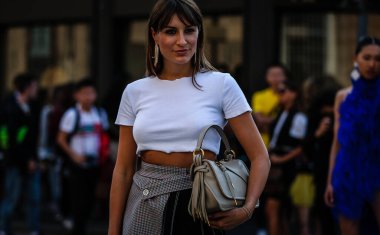 Milan, İtalya - 21 Eylül 2019: Milano Moda Haftası sırasında Carlotta Rubaltelli sokakta.