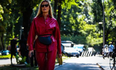 Milan, Italy- 21 Eylül 2019: Milano Moda Haftası boyunca Kadınlar Sokakta.