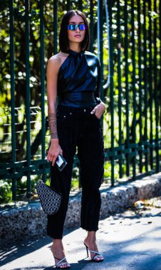 Milan, İtalya - 21 Eylül 2019: Milano Moda Haftası sırasında Alexandra Guerain sokakta.