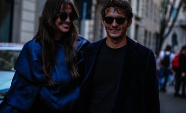 Milan, Italy- 21 Eylül 2019: Milano Moda Haftası 'nda sokaktaki çift.