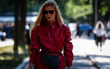 Milan, Italy- 21 Eylül 2019: Milano Moda Haftası boyunca Kadınlar Sokakta.