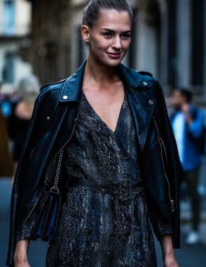 Milan, Italy- 21 Eylül 2019: Milano Moda Haftası boyunca sokaklarda manken.