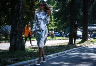 Milan, İtalya - 21 Eylül 2019: Milano Moda Haftası sırasında Candela Pelizza sokakta.