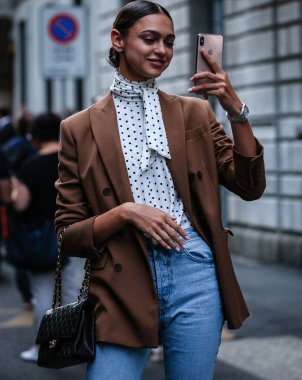 Milan, Italy- 21 Eylül 2019: Milano Moda Haftası boyunca sokaklarda manken.