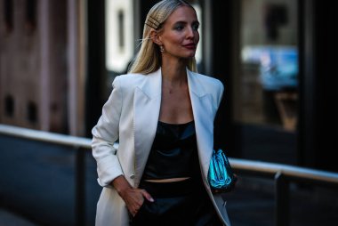 Milan, İtalya - 21 Eylül 2019: Milano Moda Haftası sırasında Leonie Hanne sokakta.