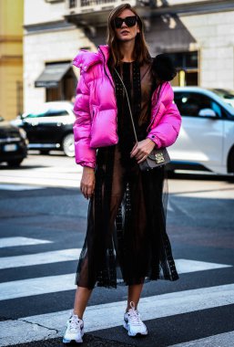 Milan, İtalya - 21 Eylül 2019: Milano Moda Haftası sırasında Julie Ianc sokakta.