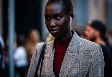 Milan, Italy- 21 Eylül 2019: Milano Moda Haftası boyunca sokaklarda manken.