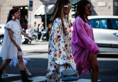 Milan, İtalya - 21 Eylül 2019: Angela Rozas Saiz ve Aida Domenech Milano Moda Haftası sırasında sokakta.