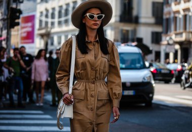Milan, Italy- 21 Eylül 2019: Milano Moda Haftası boyunca Kadınlar Sokakta.