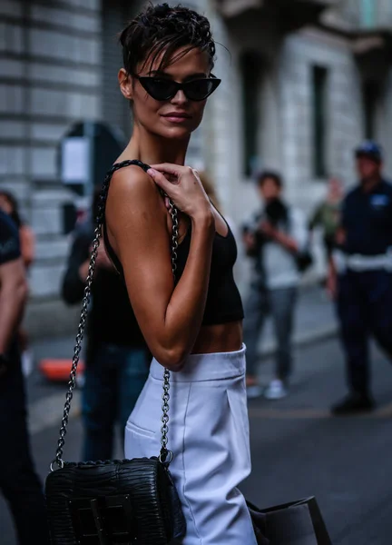Mediolan Włochy Września 2019 Modelka Ulicy Podczas Tygodnia Mody Mediolanie — Zdjęcie stockowe