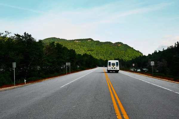 Beyaz dağları New Hampshire'da karayolu ile camper van
