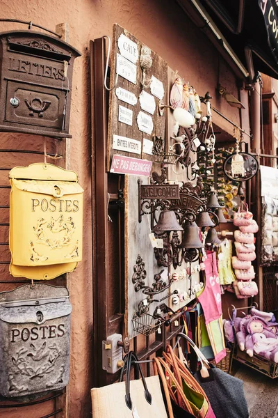 Vítejte, Bienvenue známky a staré poštovní schránky na ulici shop v Provence Francie — Stock fotografie