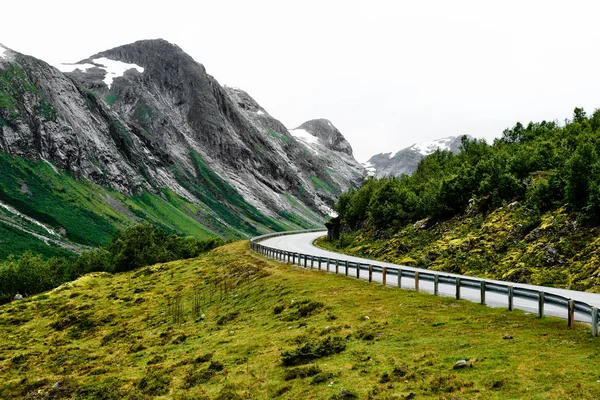 Norveç'te Dağları güzel çevreleyen doğa ile yol