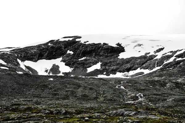 Montanha na Noruega coberta de neve e geada — Fotografia de Stock