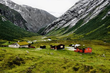 Norveç'te bir vadide renkli evleriyle eski mezar dağ köyü